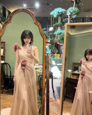 IU Instagram - 이건 무조건 재밌을 것 👻👻🤍 
순간,