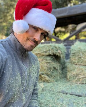 Ian Somerhalder Instagram - Merry Christmas from our chaotic farm to yours!
🎄🎉🥃