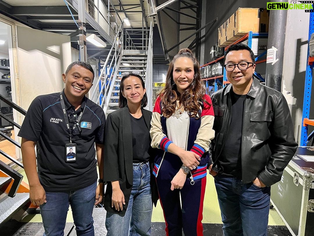 Indra Yudhistira - 213 Likes - Selalu ada pengalaman baru mengerjakan singing talent search lewat 2 platform yg karakter penontonnya berbeda, televisi dan tik tok. Thank you @maiaestiantyreal dan @ardhitopramono yang sudah menjadi juri Gimme the Mic.