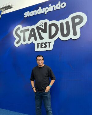 Indra Yudhistira Instagram - Sepanjang hari nggak berhenti tertawa bersama ribuan penggemar stand up comedy. Hari ketiga Stand Up Fest 2023 benar-benar pecah. Selamat buat @adjisdoaibu dan tim @standupindonesia yang berhasil menyelenggarakan Stand Up Fest dengan sukses.