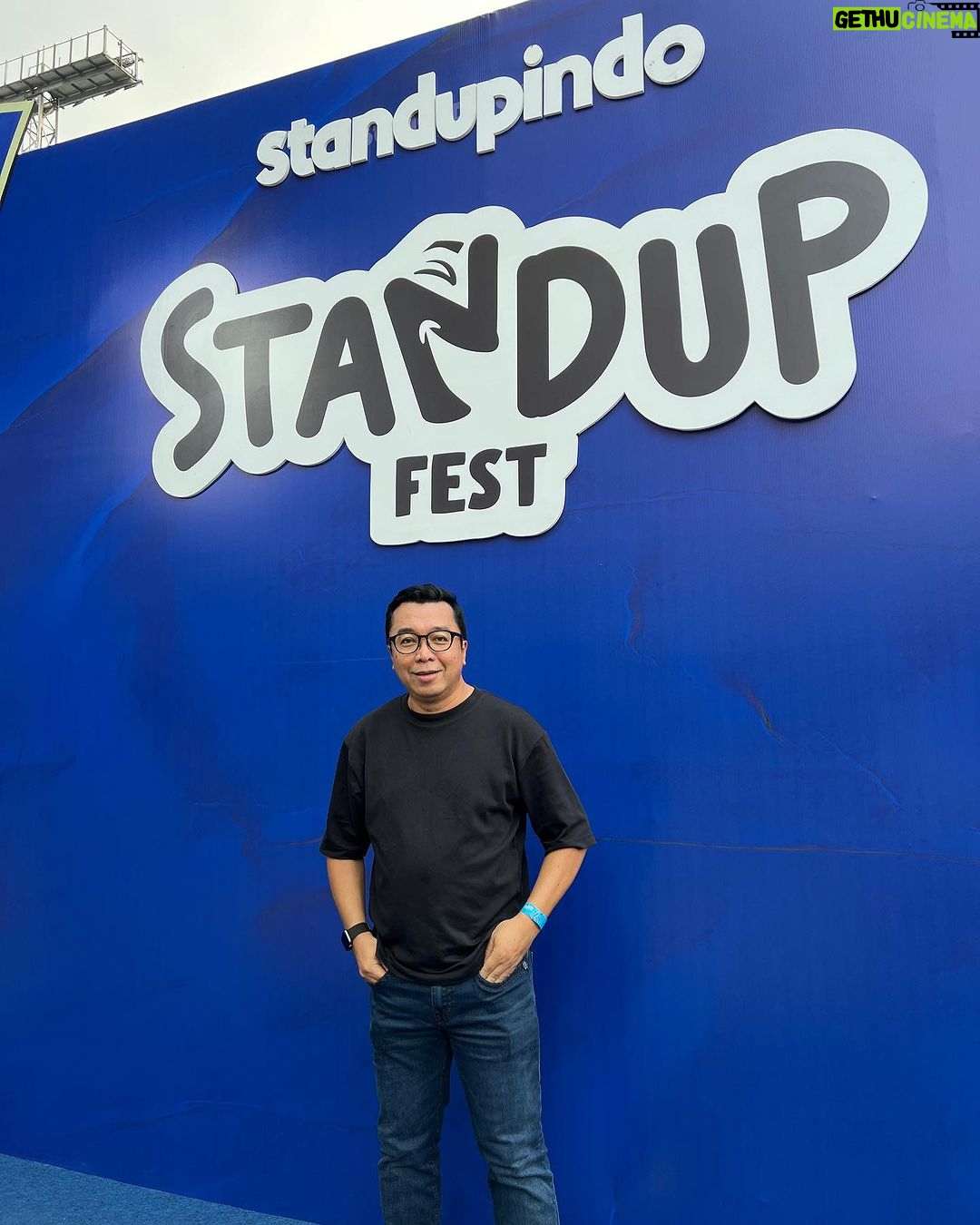 Indra Yudhistira - 362 Likes - Sepanjang hari nggak berhenti tertawa bersama ribuan penggemar stand up comedy. Hari ketiga Stand Up Fest 2023 benar-benar pecah. Selamat buat @adjisdoaibu dan tim @standupindonesia yang berhasil menyelenggarakan Stand Up Fest dengan sukses.