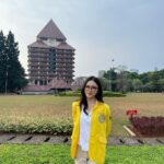 Indra Yudhistira Instagram - 20 tahun lalu, saya syuting film Biarkan Bintang Menari di kampus Universitas Indonesia. Saat itu saya bermimpi betapa bangganya saya jika kelak anak saya bisa kuliah di tempat ini. Mimpi 20 tahun lalu terwujud, @nadindarindra diterima di Fakultas Ekonomi dan Bisnis UI dan akan menjalani kuliahnya awal Agustus 2023. Selamat yah Nadinda.