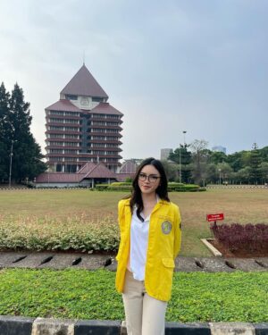 Indra Yudhistira Instagram - 20 tahun lalu, saya syuting film Biarkan Bintang Menari di kampus Universitas Indonesia. Saat itu saya bermimpi betapa bangganya saya jika kelak anak saya bisa kuliah di tempat ini. Mimpi 20 tahun lalu terwujud, @nadindarindra diterima di Fakultas Ekonomi dan Bisnis UI dan akan menjalani kuliahnya awal Agustus 2023. Selamat yah Nadinda.
