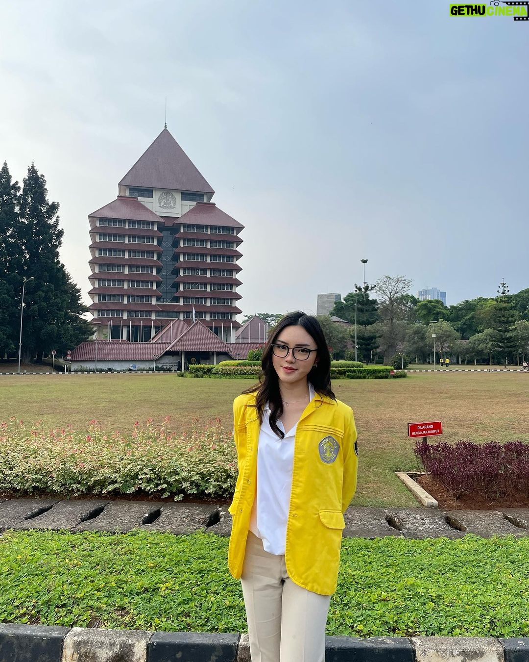 Indra Yudhistira - 1.4K Likes - 20 tahun lalu, saya syuting film Biarkan Bintang Menari di kampus Universitas Indonesia. Saat itu saya bermimpi betapa bangganya saya jika kelak anak saya bisa kuliah di tempat ini. Mimpi 20 tahun lalu terwujud, @nadindarindra diterima di Fakultas Ekonomi dan Bisnis UI dan akan menjalani kuliahnya awal Agustus 2023. Selamat yah Nadinda.