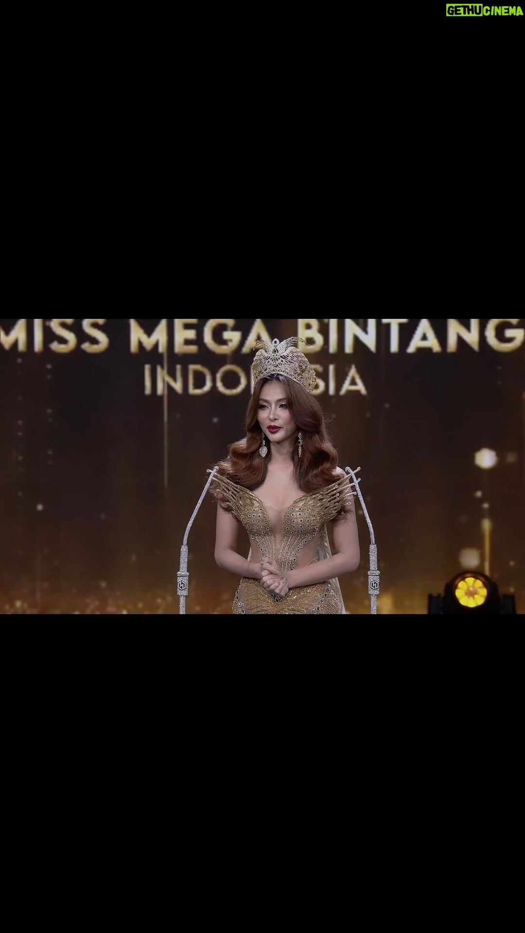 Indra Yudhistira - 587 Likes - Terima kasih untuk seorang “berhati BESAR”
(Full speech @andina_julie tonton sampai selesai yah..)
Saya mengenal @ivan_gunawan cukup lama, tapi baru kali ini punya kesempatan mengenal lebih dekat. Beberapa bulan terakhir saya intensif diskusi, komunikasi dan kerja bersamanya. @andina_julie benar, Kita beruntung memiliki seorang Ivan Gunawan, sosok yang tidak hanya hebat, passionate dalam setiap karyanya dan punya visi besar tentang beauty pageant dan tahu cara mewujudkannya, tapi yang lebih penting dari itu semua He has a BIG HEART. Dia orang hebat yang punya hati baik.
Terima kasih @ivan_gunawan yang sudah percaya kepada saya dan tim untuk bersama-sama mewujudkan mimpinya.