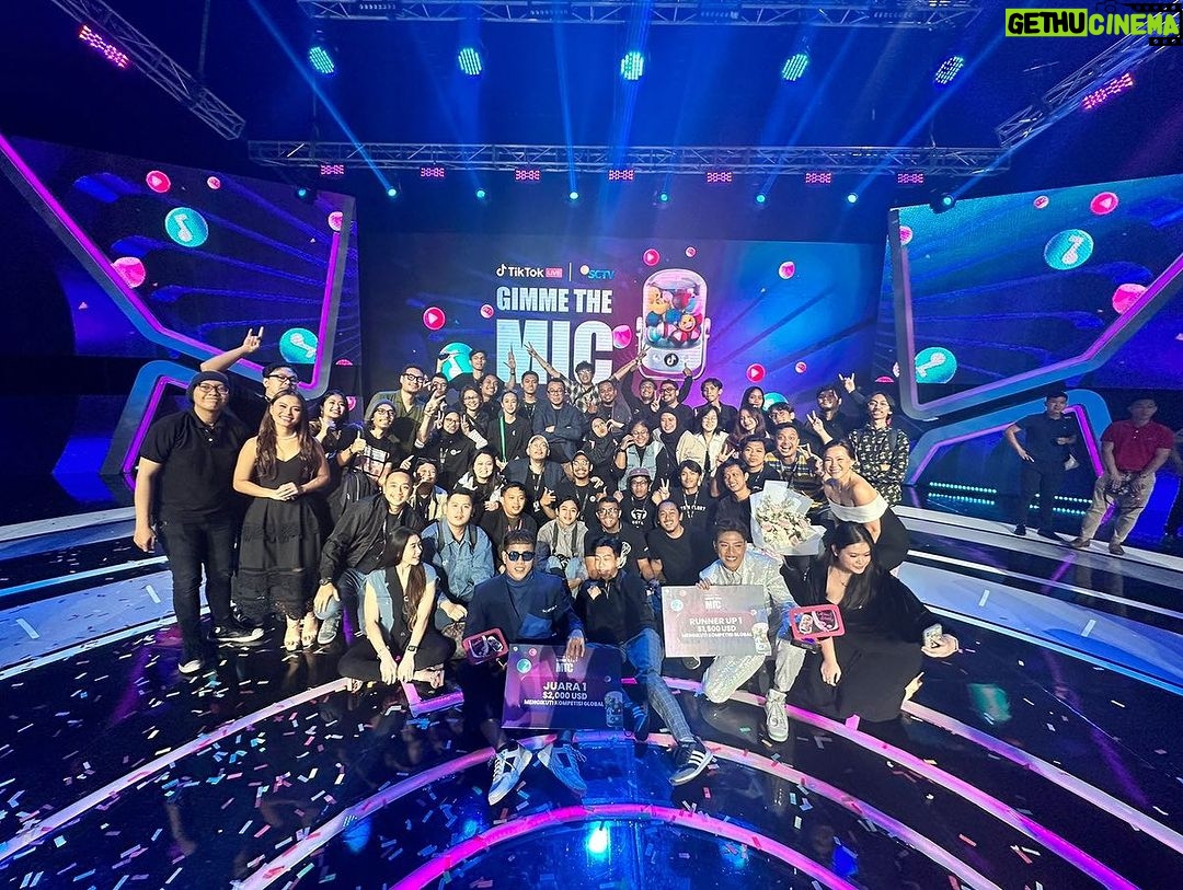 Indra Yudhistira Instagram - Selamat untuk Faren Yokung @yokungbrothers atas keberhasilannya menjadi juara 1 Gimme the Mic ajang pencarian bakat menyanyi menggunakan platform Tiktok yang ditayangkan di dua platform berbeda Tiktok dan @sctv . Terima kasih utk tim Tiktok Indonesia dan seluruh crew yang telah bertugas @vip.emtek . #gimmethemic #sctv #gimmethemic_indonesia #tiktokindonesia