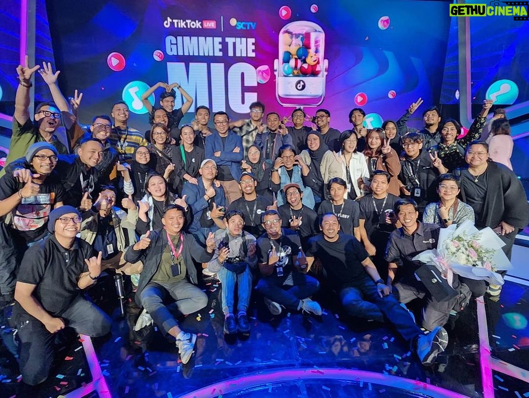 Indra Yudhistira Instagram - Selamat untuk Faren Yokung @yokungbrothers atas keberhasilannya menjadi juara 1 Gimme the Mic ajang pencarian bakat menyanyi menggunakan platform Tiktok yang ditayangkan di dua platform berbeda Tiktok dan @sctv . Terima kasih utk tim Tiktok Indonesia dan seluruh crew yang telah bertugas @vip.emtek . #gimmethemic #sctv #gimmethemic_indonesia #tiktokindonesia