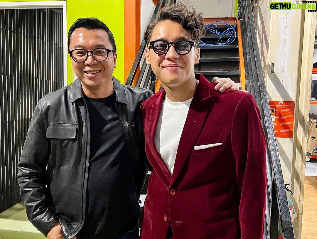 Indra Yudhistira - 213 Likes - Selalu ada pengalaman baru mengerjakan singing talent search lewat 2 platform yg karakter penontonnya berbeda, televisi dan tik tok. Thank you @maiaestiantyreal dan @ardhitopramono yang sudah menjadi juri Gimme the Mic.