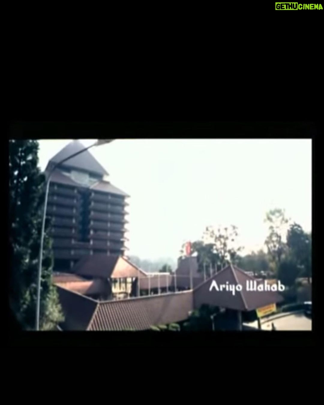 Indra Yudhistira - 1.4K Likes - 20 tahun lalu, saya syuting film Biarkan Bintang Menari di kampus Universitas Indonesia. Saat itu saya bermimpi betapa bangganya saya jika kelak anak saya bisa kuliah di tempat ini. Mimpi 20 tahun lalu terwujud, @nadindarindra diterima di Fakultas Ekonomi dan Bisnis UI dan akan menjalani kuliahnya awal Agustus 2023. Selamat yah Nadinda.