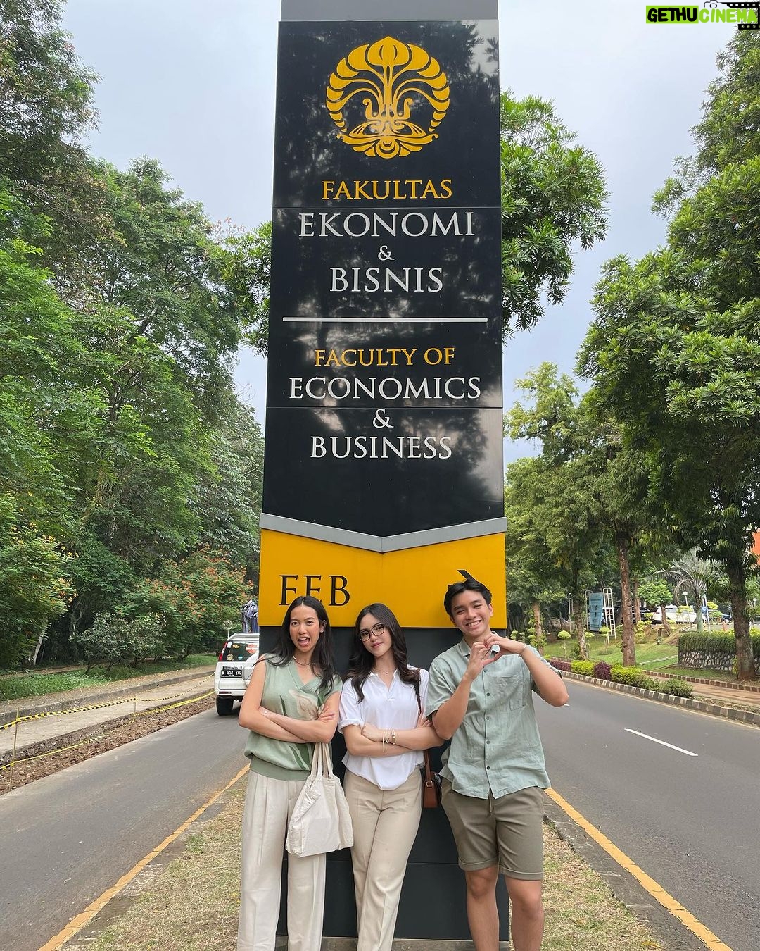 Indra Yudhistira - 1.4K Likes - 20 tahun lalu, saya syuting film Biarkan Bintang Menari di kampus Universitas Indonesia. Saat itu saya bermimpi betapa bangganya saya jika kelak anak saya bisa kuliah di tempat ini. Mimpi 20 tahun lalu terwujud, @nadindarindra diterima di Fakultas Ekonomi dan Bisnis UI dan akan menjalani kuliahnya awal Agustus 2023. Selamat yah Nadinda.