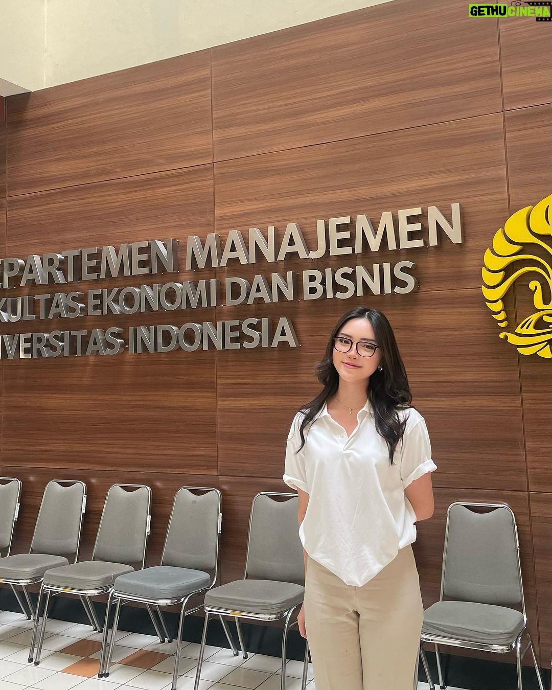 Indra Yudhistira - 1.4K Likes - 20 tahun lalu, saya syuting film Biarkan Bintang Menari di kampus Universitas Indonesia. Saat itu saya bermimpi betapa bangganya saya jika kelak anak saya bisa kuliah di tempat ini. Mimpi 20 tahun lalu terwujud, @nadindarindra diterima di Fakultas Ekonomi dan Bisnis UI dan akan menjalani kuliahnya awal Agustus 2023. Selamat yah Nadinda.