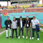 Indra Yudhistira Instagram – Visiting Emtek team as Host Broadcaster.
Thrilled to be here at the broadcast compound of the FIFA World Cup U17 in Bandung! It’s an incredible experience to be surrounded by the energy and excitement of this global tournament. Huge congratulations to our team for achieving their best result. I’m so proud of all their hard work and dedication. Jalak Harupat Soreang Stadium