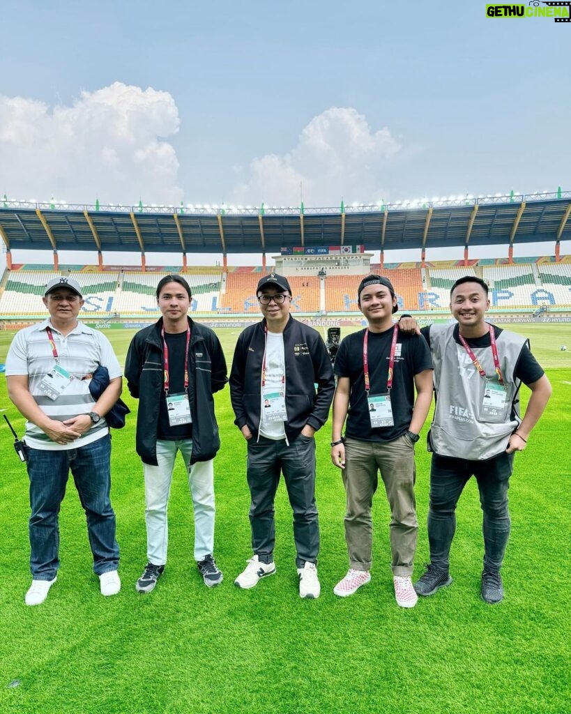 Indra Yudhistira Instagram - Visiting Emtek team as Host Broadcaster. Thrilled to be here at the broadcast compound of the FIFA World Cup U17 in Bandung! It’s an incredible experience to be surrounded by the energy and excitement of this global tournament. Huge congratulations to our team for achieving their best result. I’m so proud of all their hard work and dedication. Jalak Harupat Soreang Stadium