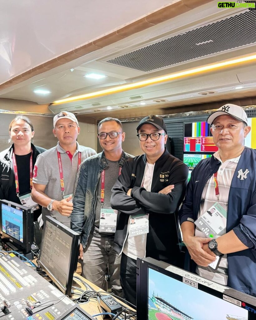 Indra Yudhistira Instagram - Visiting Emtek team as Host Broadcaster. Thrilled to be here at the broadcast compound of the FIFA World Cup U17 in Bandung! It’s an incredible experience to be surrounded by the energy and excitement of this global tournament. Huge congratulations to our team for achieving their best result. I’m so proud of all their hard work and dedication. Jalak Harupat Soreang Stadium