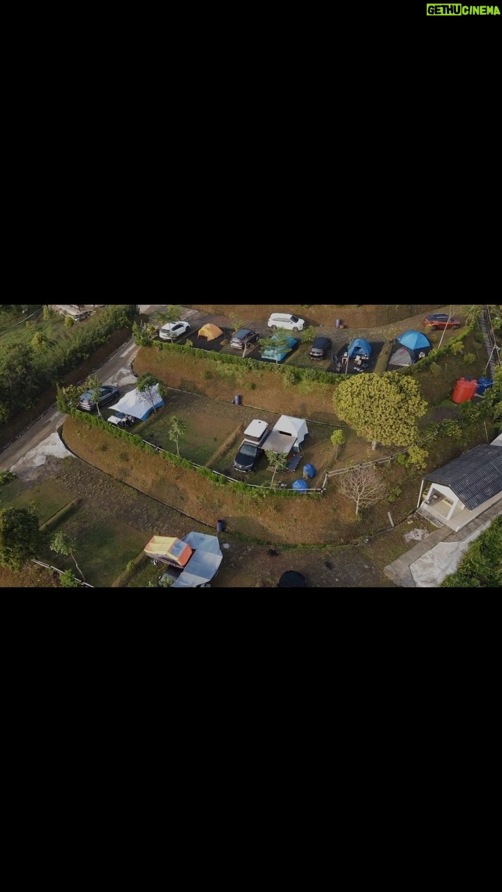 Indra Yudhistira Instagram - Kesampaian juga camping di tempat yg lagi hits di Bogor, namanya Gajog Hill. Tempat camping yg didesain dan dikelola oleh pecinta alam dan penggiat camping @herinafirdausii. Simak reviewnya di channel YT BroadcasterLife. #overlandingindonesia #campervan #camping #yakima #jamesbaroudofficial #jamesbaroud