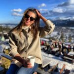 Inna Puhajkova Instagram - Výlet do 🇵🇱..chytám se tu za hlavu každý den🙊 Do Krakowa jsme odlítali, když tu zrovna řádilo tornádo🤌🤦‍♀️, chvílema to dokonce vypadalo, že ani nepřistaneme🥴 ještě trochu vykulení jsme dorazili na ubytování, kde nám bylo řečeno, že rezervaci sice máme, ale až na rok 2023🤌 😂 žádný den se neobešel bez nějakého "pádu", ale s těmi správnými lidmi jde všechno s zvládnout úsměvem ❤ Děkuji, že vás mám @patrikraitar @off.the_beaten_track @anetttt @pavvasek ❤ a vám všem ostatním přeju víkend plný dobré nálady a těch správných lidí kolem sebe 🤗 #poland #zakopane #krakow #trip #friends #mountains #view #grateful #happy #sunnyday #travelpics #traveltips