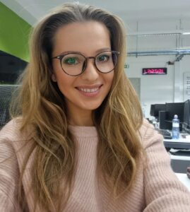 Inna Puhajkova Instagram - SOUTĚŽ BYLA UKONČENA 🤓 Ahoj instačci, mám pro vás slíbenou soutěž o brýle @crulle.eyewear na @alensa.cz Já se bez nich neobejdu v kině nebo v divadle, na sportovních zápasech (skoro nerozeznám hráče, když je zapomenu😄) a hlavně za volantem. Právě nejistota při řízení a rozostřené vidění mě před 5ti lety donutily jít na vyšetření zraku a pořidit si brýle🤓 I když mám jen půlky dioptrie, tak je to sakra rozdíl 🙏 Podmínky soutěže jsou jednoduché: 1. Sledujte můj profil @innapuhajkova a profil @alensa.cz 2. Označte v komentářích někoho (kamarádku,maminku,přítele), komu by brýle Crulle udělali radost. 26. února vylosuju jeden komentář a vyhráváte oba :) #spoluprace #soutez #alensa #crulleeyewear #bryle