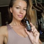 Inna Puhajkova Instagram - Všichni tu doporučují nějaké dárky na Vánoce, tak já si jeden dovolím také přidat🎄🎁. Jde o moji oblíbenou přírodní samoopalovací vodu na obličej Face Tan Water 🤗 Abych hned na úvod zamezila spekulacím, tahle fotka byla pořízená ještě před dovolenou na Kostarice🌞😎, kdy jsem byla bílá jako ředitelka vápenky a k hezkému opálení jsem si pomáhala právě přírodními samoopalovaky od Eco Sonya🙋🏽‍♀️ Takže pánové, jestli se nechcete až do května, než opět začne opalovat sluníčko, dívat na vyblité obličeje a těla svých přítelkyň nebo manželek, tak směle objednávejte😀. Tento produkt pod stromečkem zaručeně potěší i maminku, sestru nebo kamarádku. Opálení je opravdu hodně přirozené, nedělají se žádné fleky a díky kyselině hylauronové má vyhlazující efekt, který si zamilujete. Face Tan má navíc nový zlatý obal, viz foto č.3🤩 Prostě luxusní dárek, který udělá radost vám i vašim nejbližším ❣ PS: na tělo můžete vybírat ze 4 různých produktů. Za sebe doporučuji zlatou střední cestu a to samoopalovací pěnu- Cacao firming mousse. Kdo má rád intenzivní opálení, tak Hempitan a pro ty, kteří jsou raději opatrnější, doporučuji Invisible Tan💁🏽‍♀️ Jestli si i přesto nejste s výběrem jisti a potřebujete poradit, tak se obraťte na holky z @liviny.cz, které všem produktům @ecopureeu dokonale rozumí a odpoví vám na všechny vaše dotazy, tak jak to pravidelně dělají a i tím jsou výjimečné🌟🌟🌟 #facetan #facetanwater #musthave #healhytanning #econysonya #ecopureeu #christmasgifts #christmasideas #livinycz #nomakeup #nofilter #naturaltan #naturalface #beautyproducts Praha City ❤