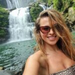 Inna Puhajkova Instagram - Pozdrav z vodopádů 💋 #costarica #waterfall #nauyaca #puravida #beautifulnature #happyfriday #messyhair #smile #bikiny #freedom Nauyaca Waterfalls / Cataratas Nauyaca