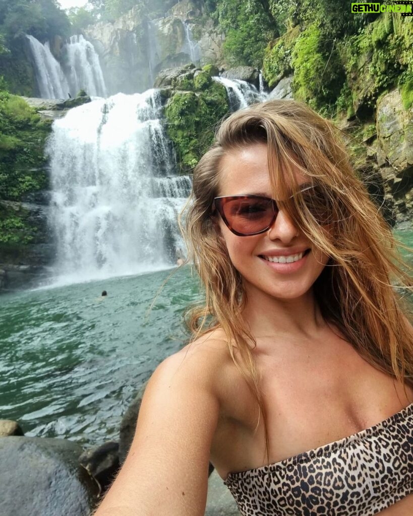Inna Puhajkova Instagram - Pozdrav z vodopádů 💋 #costarica #waterfall #nauyaca #puravida #beautifulnature #happyfriday #messyhair #smile #bikiny #freedom Nauyaca Waterfalls / Cataratas Nauyaca