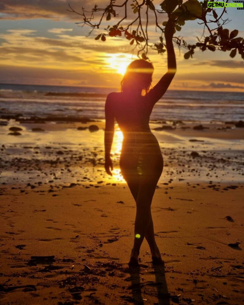 Inna Puhajkova Instagram - Ty západy slunce tady nemají chybu 🌅🥰 #dreamy #beautifulcolors #sunset #costarica #puravida #beach #nofilter Playa Dominicalito, Costa Rica