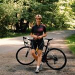 Inna Puhajkova Instagram - Tohle video jsme natočili cca před 2měsíci jako součást projektu #ukazrespect na podporu ochrany cyklistů na silnicích. V tuto chvíli už můžu s radostí oznámit, že Parlament ČR definitivně posvětil často zmiňovaných 1,5 metru. Funguje to v Německu, Francii, Španělsku a dalších zemích. Věřím tomu, že se to podaří úspěšně praktikovat i u nás 🙏 Klíčový je vzájemný respekt a dodržování pravidel, oboustranně. Nezáleží na tom, jestli sedíme za volantem nebo na kole - ohleduplnost zachraňuje životy. Co na to říkáte vy?