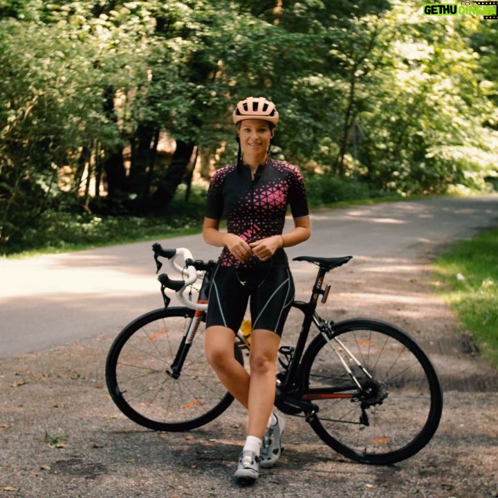 Inna Puhajkova Instagram - Tohle video jsme natočili cca před 2měsíci jako součást projektu #ukazrespect na podporu ochrany cyklistů na silnicích. V tuto chvíli už můžu s radostí oznámit, že Parlament ČR definitivně posvětil často zmiňovaných 1,5 metru. Funguje to v Německu, Francii, Španělsku a dalších zemích. Věřím tomu, že se to podaří úspěšně praktikovat i u nás 🙏 Klíčový je vzájemný respekt a dodržování pravidel, oboustranně. Nezáleží na tom, jestli sedíme za volantem nebo na kole - ohleduplnost zachraňuje životy. Co na to říkáte vy?