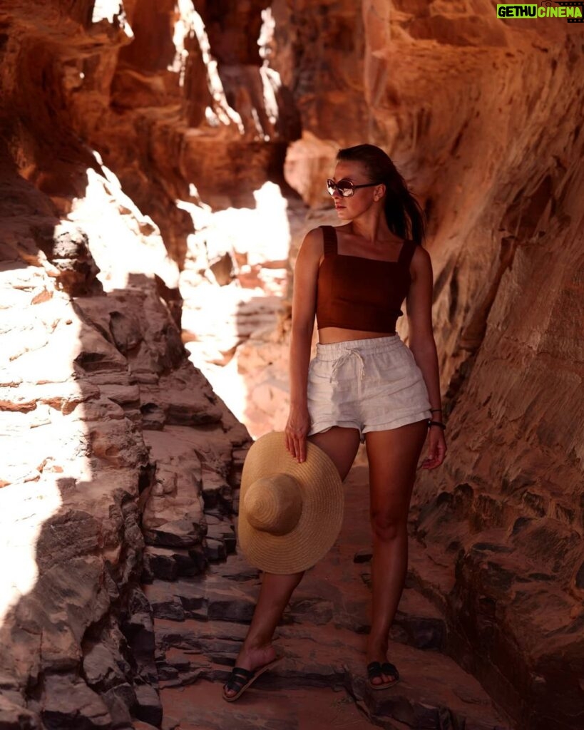 Inna Puhajkova Instagram - Little canyon in Wadi Rum 🤎🤎🤎 #wadirum #unesco #mesicniudoli #jordan #travellover #traveltheword #desert Tổng Kho Thanh Lý Gia Dụng