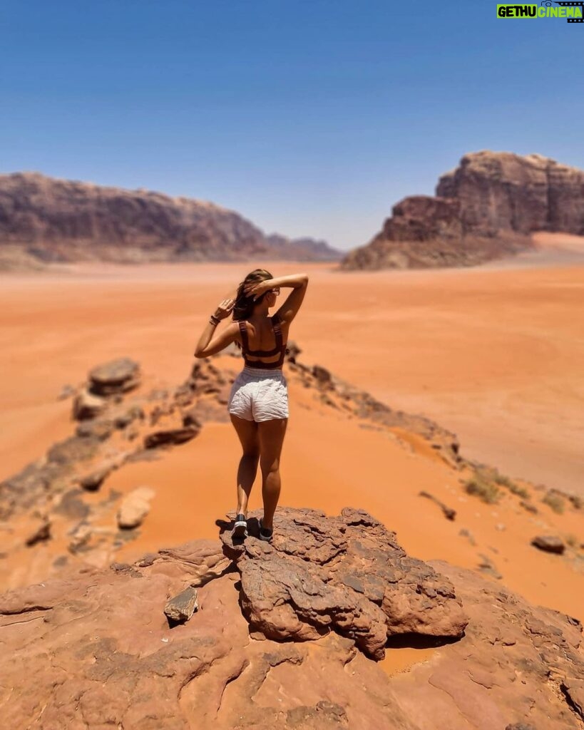 Inna Puhajkova Instagram - Welcome to Jordan 🤎 #aloneinthedesert #wadirum #jordan #traveltheword #beautiful #peaceful #loveit Wadi rum