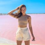 Inna Puhajkova Instagram - Neuvěřitelně fotogenické místo 🙌 asi si tu s dovolením ještě pár fotek odložím 😇 #lascoloradas #mexico #pinkwater #pinklake #seawater #yucatan #paradise #nature #travelphotography Las Coloradas, Yucatán