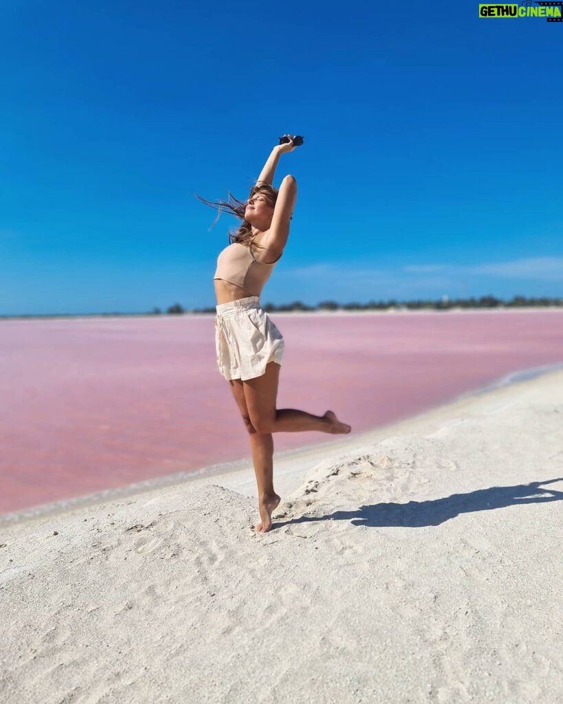 Inna Puhajkova Instagram - Las Coloradas🌸 💙🌸 #mexiko #pinkwater #bluesky #happy #travel #barefoot #fun #wind #beach #coast Las Coloradas, Yucatán