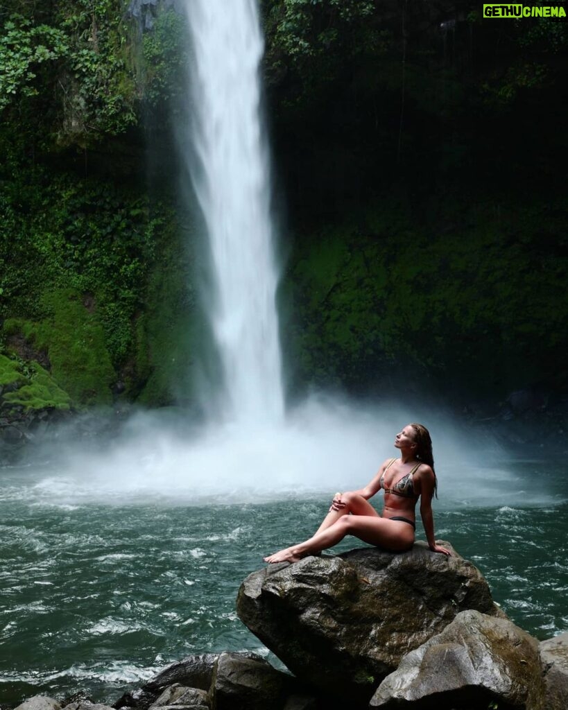 Inna Puhajkova Instagram - 💦🧜‍♀️💦 #lafortuna #costarica #waterfall #puravida La Fortuna, Alajuela, Costa Rica