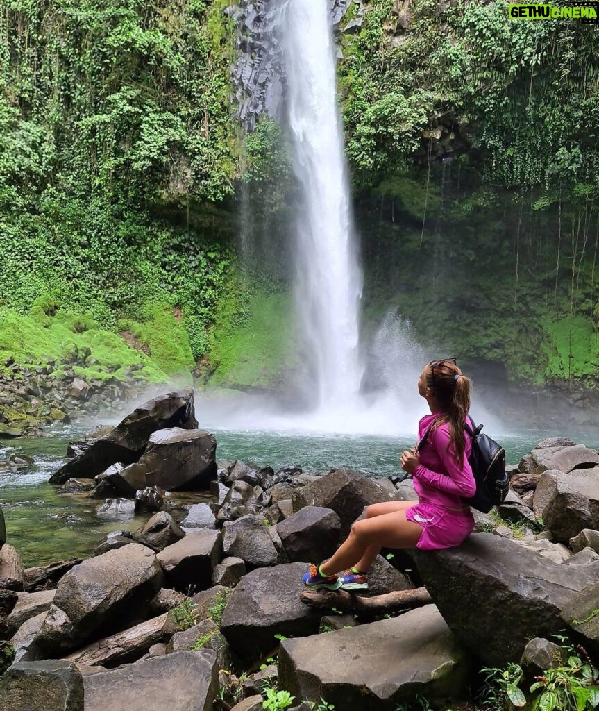 Inna Puhajkova Instagram - Krásná přírodá, obrovské množství zvířat a nespočet vodopádů. To je Kostarika❣ #watterfall #lafortuna #arenal #costarica #puravida 🇨🇷 La Fortuna Waterfall