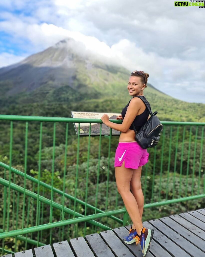 Inna Puhajkova Instagram - Chvíli to trvalo, než jsem se vyškrábala až nahoru, místama už jsem to dokonce vzdávala, ale ten výhled za to stál ⛰🙌 Kdo nemá rád výšky, tak mě jistojistě pochopí 🙈 #arenal #volcano #viewpoint #costarica #puravida Arenal Volcano