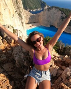 Inna Puhajkova Instagram - Navagio Shipwreck 📍 Zvrchu to byla úplně jiná podívaná 🤩 Na vyhlídku sice také proudily davy turistů, ale kupodivu si každy našel to své místečko a nikdo nikomu nevadil a nepřekážel. Neuvěřitelně fotogenické místo 🙌💙🇬🇷 #greece #zakynthos #navagio #shipwreck #beautifulview Shipwreck View