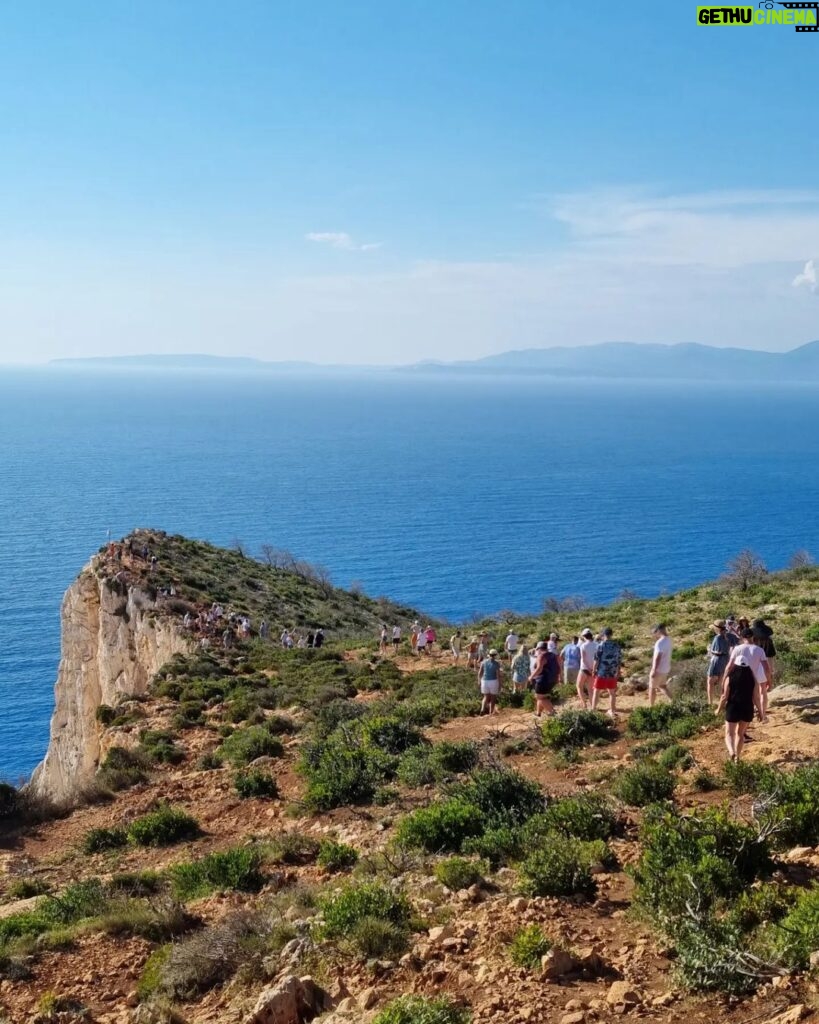 Inna Puhajkova Instagram - Navagio Shipwreck 📍 Zvrchu to byla úplně jiná podívaná 🤩 Na vyhlídku sice také proudily davy turistů, ale kupodivu si každy našel to své místečko a nikdo nikomu nevadil a nepřekážel. Neuvěřitelně fotogenické místo 🙌💙🇬🇷 #greece #zakynthos #navagio #shipwreck #beautifulview Shipwreck View