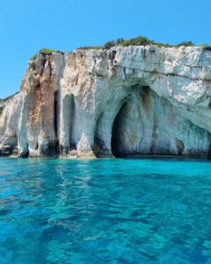 Inna Puhajkova Instagram - Navagio (Shipwrack)❗
Tohle místo jsem měla uložené na wishlistu už hodně dlouho, bohužel stejně jako asi milion dalších lidí a podle toho to tak i vypadalo🙈 Turisticky natolik zahlcené, až je vám nepřijemné tam být. Všude troubící lodě, které neustále připlouvají a odplouvají, pokřikující na lidi ve vodě aby jim uhnuli. Při pohledu na zaplněnou pláž se mi na ni ani nechtělo a ani jsem na ni nešla, pro dobrý pocit proběhlo alespoň rychlé koupání u lodi a rychle pryč. Zklamání z tohoto zážitku ale naštěstí přebyla ostatní nádherná místa, na která cestou narazíte, kouzelné malinké plážičky, krásné útesy, jeskyně a nádherná azurová voda. Doporučuji pronajmout si vlastní loď, ať už s kapitánem nebo bez, ať si můžete kdekoliv se vám zlíbí zastavit, pak to teprve stojí za to 💙🇬🇷💙

#zakynthos #greece #navagio #shipwreck #instaplace #crowded #crazy #bluecaves #beautifulwater