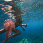 Inna Puhajkova Instagram - Navagio (Shipwrack)❗ Tohle místo jsem měla uložené na wishlistu už hodně dlouho, bohužel stejně jako asi milion dalších lidí a podle toho to tak i vypadalo🙈 Turisticky natolik zahlcené, až je vám nepřijemné tam být. Všude troubící lodě, které neustále připlouvají a odplouvají, pokřikující na lidi ve vodě aby jim uhnuli. Při pohledu na zaplněnou pláž se mi na ni ani nechtělo a ani jsem na ni nešla, pro dobrý pocit proběhlo alespoň rychlé koupání u lodi a rychle pryč. Zklamání z tohoto zážitku ale naštěstí přebyla ostatní nádherná místa, na která cestou narazíte, kouzelné malinké plážičky, krásné útesy, jeskyně a nádherná azurová voda. Doporučuji pronajmout si vlastní loď, ať už s kapitánem nebo bez, ať si můžete kdekoliv se vám zlíbí zastavit, pak to teprve stojí za to 💙🇬🇷💙 #zakynthos #greece #navagio #shipwreck #instaplace #crowded #crazy #bluecaves #beautifulwater Zakynthos Island