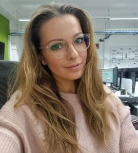 Inna Puhajkova Instagram - SOUTĚŽ BYLA UKONČENA 🤓 Ahoj instačci, mám pro vás slíbenou soutěž o brýle @crulle.eyewear na @alensa.cz Já se bez nich neobejdu v kině nebo v divadle, na sportovních zápasech (skoro nerozeznám hráče, když je zapomenu😄) a hlavně za volantem. Právě nejistota při řízení a rozostřené vidění mě před 5ti lety donutily jít na vyšetření zraku a pořidit si brýle🤓 I když mám jen půlky dioptrie, tak je to sakra rozdíl 🙏 Podmínky soutěže jsou jednoduché: 1. Sledujte můj profil @innapuhajkova a profil @alensa.cz 2. Označte v komentářích někoho (kamarádku,maminku,přítele), komu by brýle Crulle udělali radost. 26. února vylosuju jeden komentář a vyhráváte oba :) #spoluprace #soutez #alensa #crulleeyewear #bryle