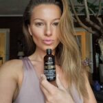 Inna Puhajkova Instagram - Všichni tu doporučují nějaké dárky na Vánoce, tak já si jeden dovolím také přidat🎄🎁. Jde o moji oblíbenou přírodní samoopalovací vodu na obličej Face Tan Water 🤗 Abych hned na úvod zamezila spekulacím, tahle fotka byla pořízená ještě před dovolenou na Kostarice🌞😎, kdy jsem byla bílá jako ředitelka vápenky a k hezkému opálení jsem si pomáhala právě přírodními samoopalovaky od Eco Sonya🙋🏽‍♀️ Takže pánové, jestli se nechcete až do května, než opět začne opalovat sluníčko, dívat na vyblité obličeje a těla svých přítelkyň nebo manželek, tak směle objednávejte😀. Tento produkt pod stromečkem zaručeně potěší i maminku, sestru nebo kamarádku. Opálení je opravdu hodně přirozené, nedělají se žádné fleky a díky kyselině hylauronové má vyhlazující efekt, který si zamilujete. Face Tan má navíc nový zlatý obal, viz foto č.3🤩 Prostě luxusní dárek, který udělá radost vám i vašim nejbližším ❣ PS: na tělo můžete vybírat ze 4 různých produktů. Za sebe doporučuji zlatou střední cestu a to samoopalovací pěnu- Cacao firming mousse. Kdo má rád intenzivní opálení, tak Hempitan a pro ty, kteří jsou raději opatrnější, doporučuji Invisible Tan💁🏽‍♀️ Jestli si i přesto nejste s výběrem jisti a potřebujete poradit, tak se obraťte na holky z @liviny.cz, které všem produktům @ecopureeu dokonale rozumí a odpoví vám na všechny vaše dotazy, tak jak to pravidelně dělají a i tím jsou výjimečné🌟🌟🌟 #facetan #facetanwater #musthave #healhytanning #econysonya #ecopureeu #christmasgifts #christmasideas #livinycz #nomakeup #nofilter #naturaltan #naturalface #beautyproducts Praha City ❤