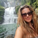 Inna Puhajkova Instagram - Pozdrav z vodopádů 💋 #costarica #waterfall #nauyaca #puravida #beautifulnature #happyfriday #messyhair #smile #bikiny #freedom Nauyaca Waterfalls / Cataratas Nauyaca