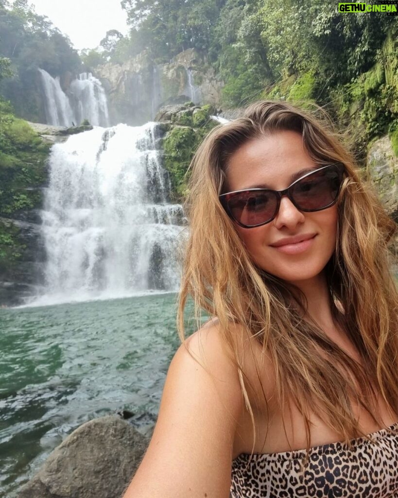 Inna Puhajkova Instagram - Pozdrav z vodopádů 💋 #costarica #waterfall #nauyaca #puravida #beautifulnature #happyfriday #messyhair #smile #bikiny #freedom Nauyaca Waterfalls / Cataratas Nauyaca