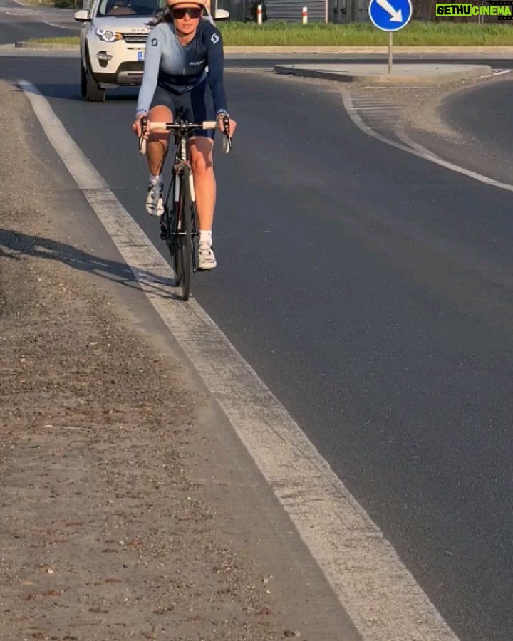 Inna Puhajkova Instagram - Silniční cyklistice jsem propadla cca před rokem a půl a kromě spousty naježděných štastných kilometrů ( a jednoho pádu🙈), mi to přineslo také tuhle spolupráci s @endorphinrepublic , za kterou jsem moc ráda. Díky nim mám teď ještě kvalitněší výbavu než jsem měla a o to víc se letos těším na další ujeté kilometry🙏 Občas vám sem hodím nějaký kódík, abyste si taky mohli udělat radost! Momentálně až do 4.5. platí kód INNA10 na veškerý cyklotextil ( i na ten zlevněný) - odkaz najdete v biu🙋‍♀️ Letos jsem toto sice ještě moc nenajezdila, ale hned jak se umoudří počasí, tak to určitě doženu! Sportu zdar a cyklistice zvláště 😉 #cycling #welovecycling #endorphin #endorphinrepublic #spoluprace #grateful #thankyou