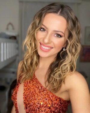 Inna Puhajkova Instagram - @veronika_bohomakeup zase jednou kouzlila 🙏💄Děkuju 💋 

#makeup #christmastime #bohomakeup #beautiful #smile #curlyhair