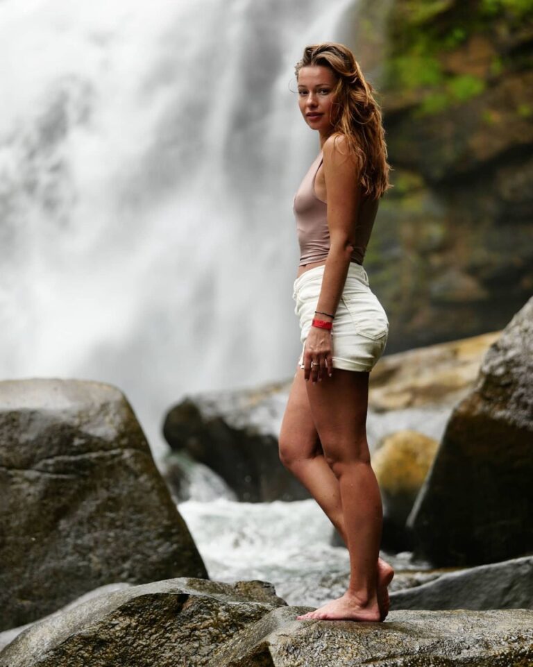 Inna Puhajkova Instagram - Ja vím, zase ty vodopády, ale u nich se fotky dělají samy :) Mimochodem ani mi nedošlo, že už je druhá adventní neděle. Tady člověk vůbec nemá pojem o čase🙈 Už máte dárky?🎄 #costarica #beautiful #nature #waterfall #puravida #nomakeup #puravida Nauyaca Waterfalls / Cataratas Nauyaca
