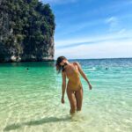 Inna Puhajkova Instagram - Hong Island byl pro mě #mustsee 🇹🇭 Kdysi jsem si tohle místo uložila v Google Maps a až tady zjistila, že jsem tak blízko, takže nebylo o čem přemýšlet. . Nejsem fanoušek organizovaných výletů..všude mraky turistů a omezený čas na jednotlivých místech mi prostě vadí, ale udělala jsem pro jednou výjimku a stálo to za to 🙌 #hongisland #travel #love #thailand #beautiful #beautifuldestinations #travellover #traveltheworld #livelife #livelovelaugh