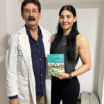 Irene Aldana Instagram – El encargado de que la máquina siga funcionando 🦾 #DrFranciscoArroyo y @sportmedmx 
Muchas Gracias por todo! Y gracias por obsequiarme hoy este libro, que estoy muy ansiosa por leer. ( escrito por el mismo Doc Fco. Arroyo ) 

Hoy tenemos demasiada información por todas partes.. y saber como funciona nuestro cuerpo es uno de los temas que encuentro más fascinantes e interesantes. 
Asegúrense de encontrar información real, con estudios, certificaciones reales, de fuentes y personas confiables. 

El libro lo pueden encontrar en la Clinica @sportmedmx #gdl 

#medicina #ciencia #libro #informacion #health #healthcare #sportmed #medicinadeportiva #clinicadeportiva #gdl #doc #ufc #mma #mexio #hechoenmexico #irenealdana #teamirene SportMed