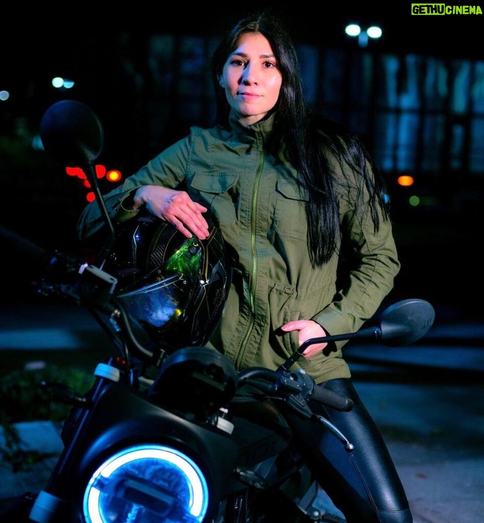 Irene Aldana Instagram - Como algunos meditan -> 🧘🏻‍♀️✨ Como yo medito -> 🏍️💨 🪖: @ruroc 🧥: @csitactical @5.11tacticalmx 📷 : @allthejourney #notorcycle #motocicleta #mma #mmlife #meditation #ride #moto #helmet #ruroc #511 #tactical #mexico #ufc #foto #husqvarna #svartpilen #svartpilen701 #mixedmartialarts #fighter #irenealdana #teamirene