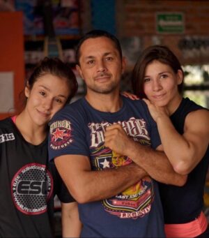 Irene Aldana Instagram - Más que orgullosa y feliz de este GRAN logro !! @alexa_grasso Siempre has sido como otra hermanita para mi y recorrer este camino hombro con hombro ha sido padrísimo ! .. esto apenas comienza ! 🔥🇲🇽🏆 

Y claro.. estos logros simplemente serian imposibles sin nuestro coach @franciscograssolobo … gracias por siempre creer en nosotras y empujarnos a seguir creciendo sin importar qué… 

1 🏆.. ✅
2 🏆.. 
Viva México ! 🇲🇽🔥 

#hechoenmexico #mexico #ufc #ufcchamp #champ #andnew #alexagrasso #team #coach #teammate #lobomma #franciscograsso