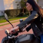 Irene Aldana Instagram - 🏍️💨🛞 @avantellantasyrines Tranquilos.. siempre uso casco. Aquí solo estaba dandole vuela a la calle. Recuerden siempre usar su equipo 🦾🖤 #husqvarna #svartpilen701 #moto #motorcycle #ufc #mma